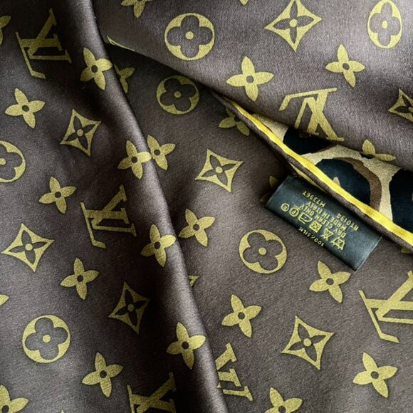 New Louis Vuitton Monogram Logo Animal Print Oversize Brown Gold Silk Wrap - Picture 10 of 15